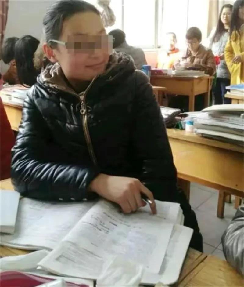 2016年，准大学生徐玉玉学费被骗后心脏骤停，公安发布A级通缉令