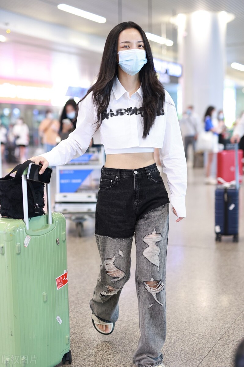 街拍：李莎旻子白色字母印花衬衫+破洞阔腿牛仔裤+拖鞋随性休闲