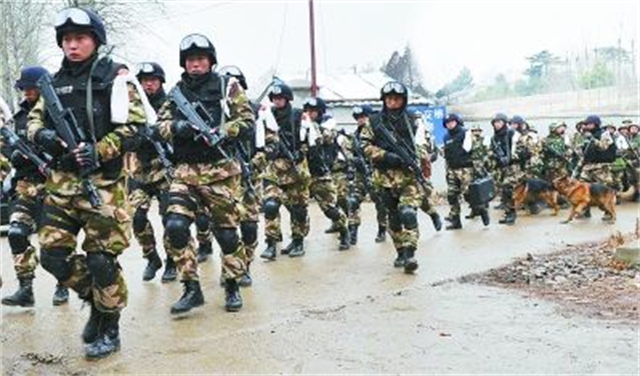 2012年击毙周克华始末，事后两名警察回忆：根本来不及去想怕不怕