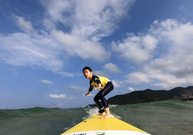 杜江陪霍思燕甜蜜度假后，晒和儿子滑雪照，8岁嗯哼越来越像爸爸