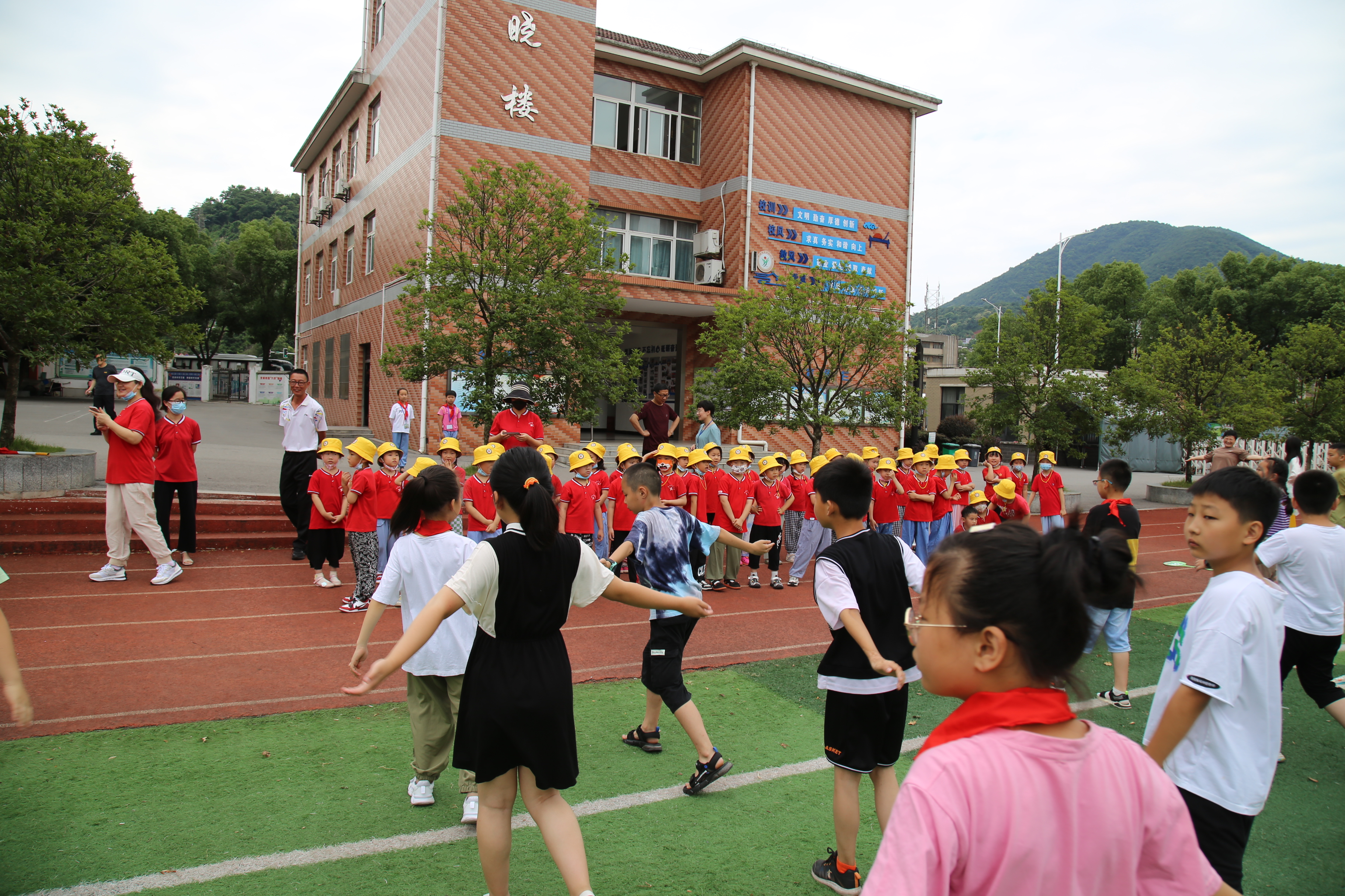 幼儿园孩子进东方红小学 体验小学生活