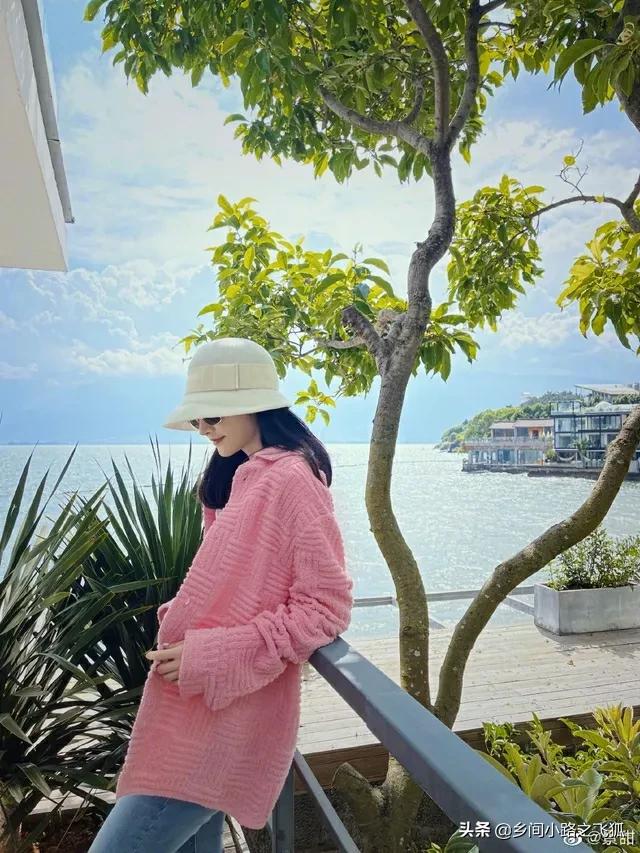 景甜置身碧海蓝天 穿粉外套撩拨长发好甜美