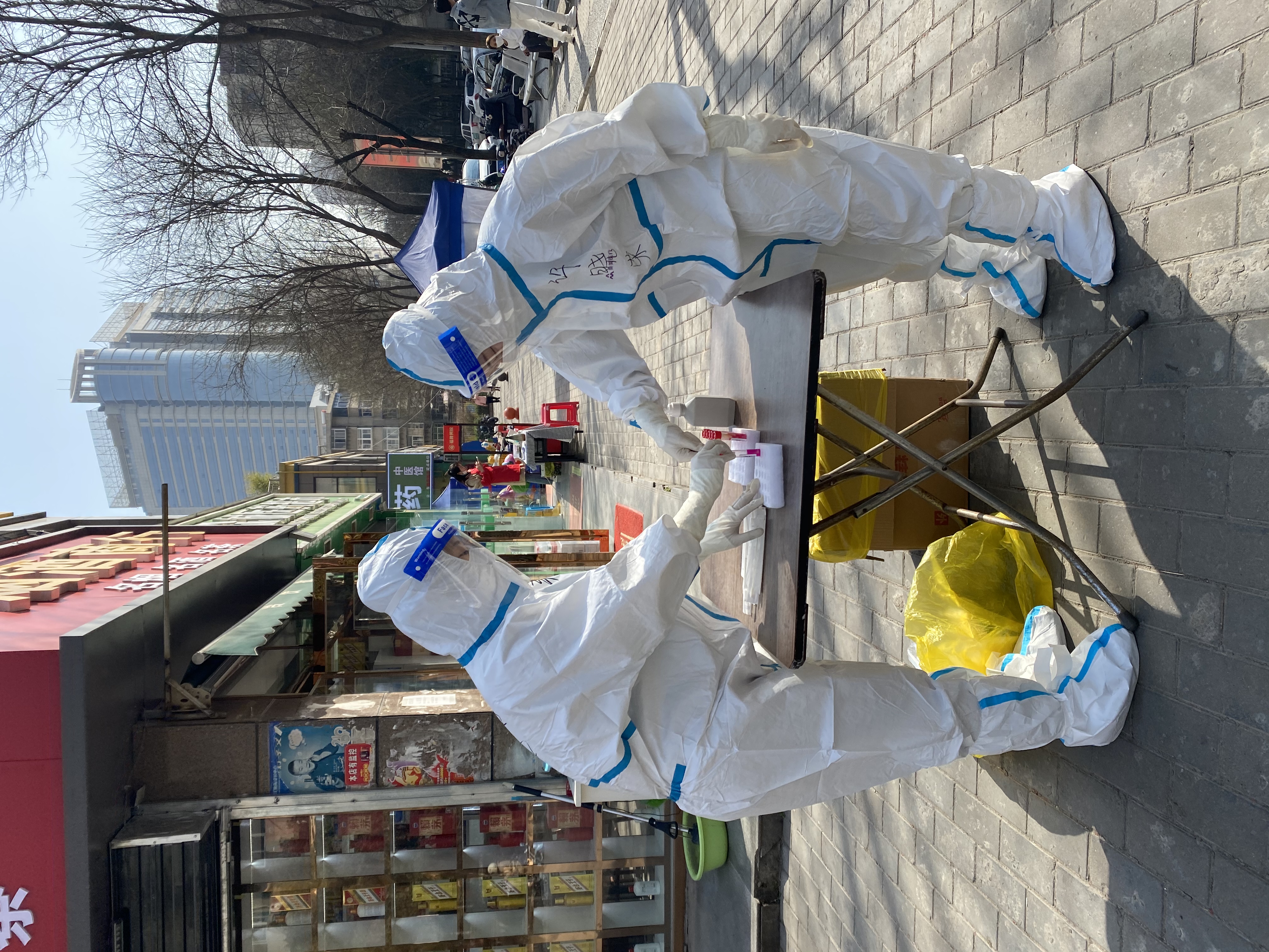 使命必达 西安市红会医院25名医护赴张家村街道办开展核酸采样工作