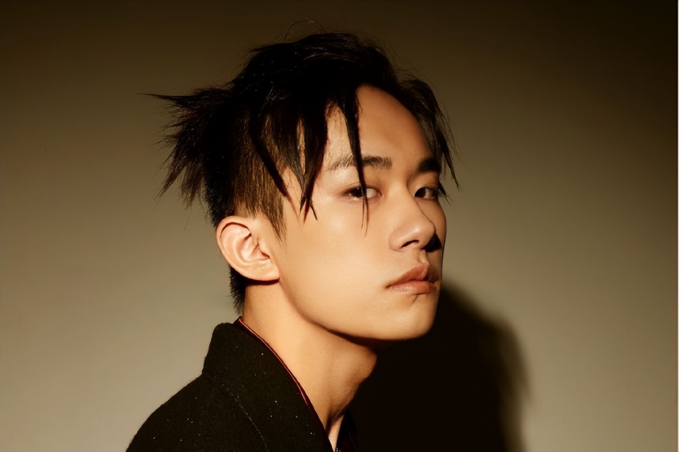 同样是扎小辫,把任嘉伦王一博肖战蔡徐坤等放一起,差别就出来了