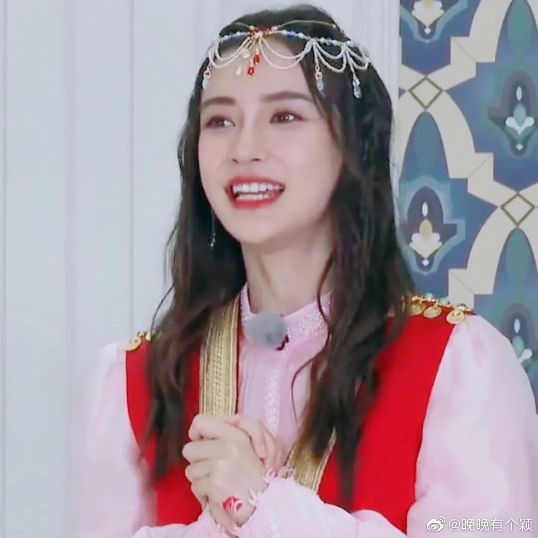 综艺《奔跑吧》直播截图中的baby小姐姐和新疆路透哦