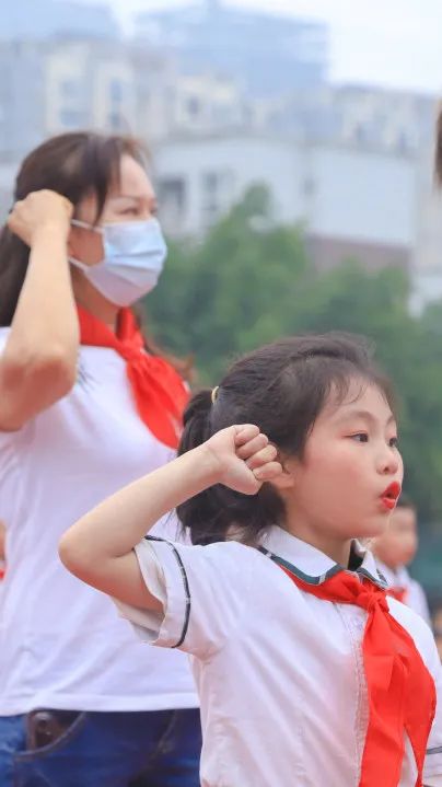 四川天府新区南湖小学举行2021级首批新队员入队仪式
