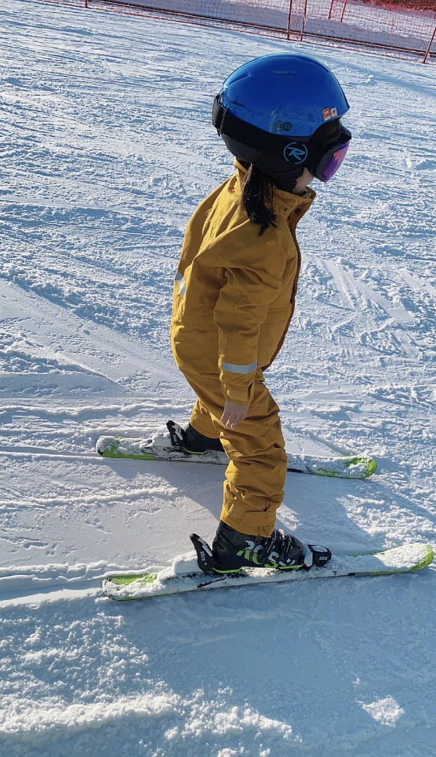 章子怡带女儿滑雪，醒宝用一天半时间掌握技能，单手叉腰很神气