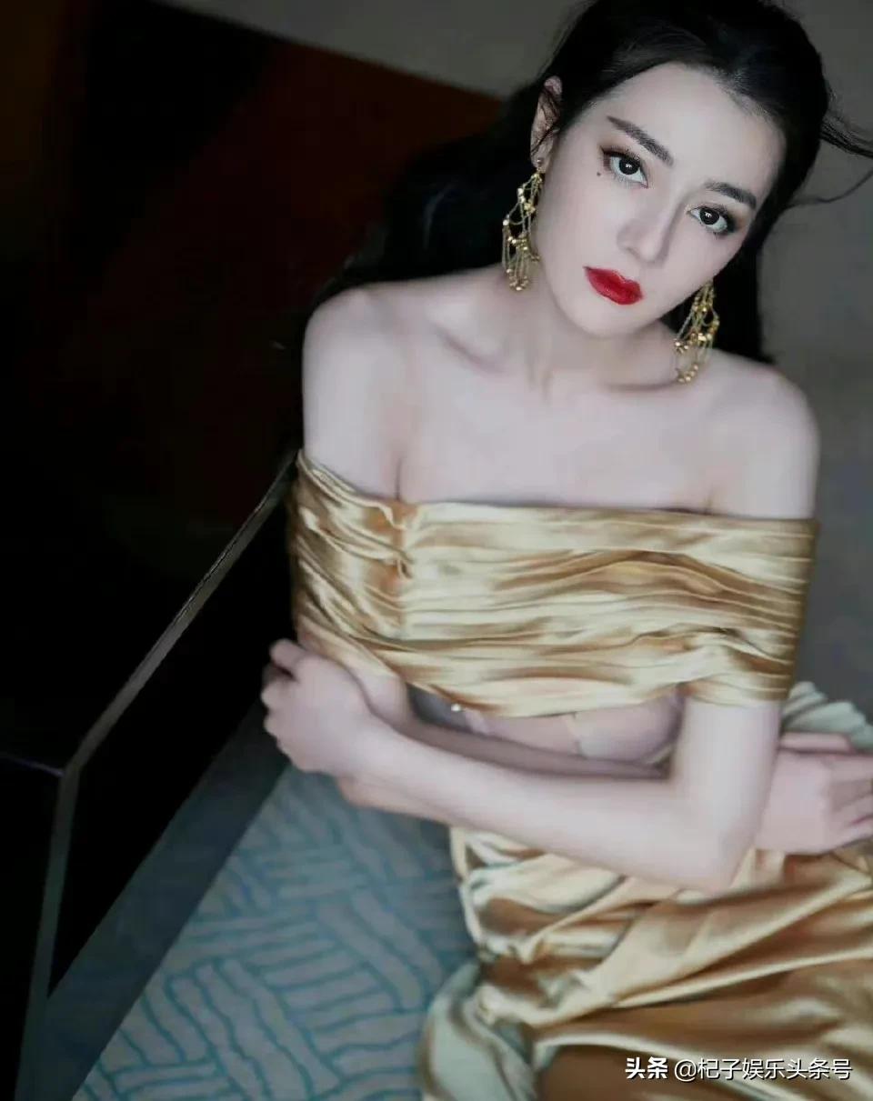 迪丽热巴一身金色鱼尾裙，比获得金鹰女神的时候，还要美上几分