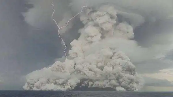 汤加火山喷发全国失联！火山灰可缓解温室效应，但日本人却怕了