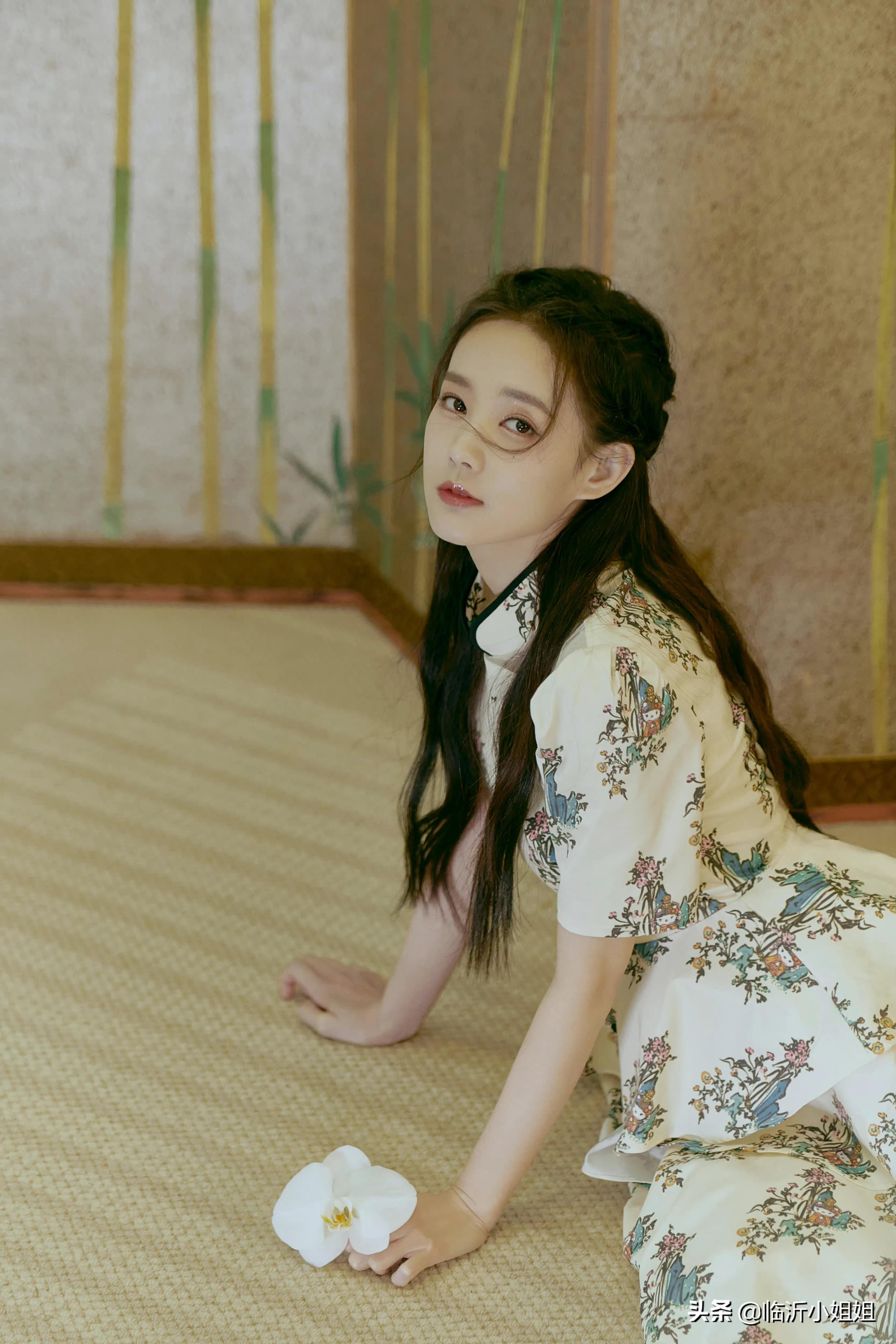 李一桐，出水芙蓉般的美貌少女，柔情似水的气息，美爆啦