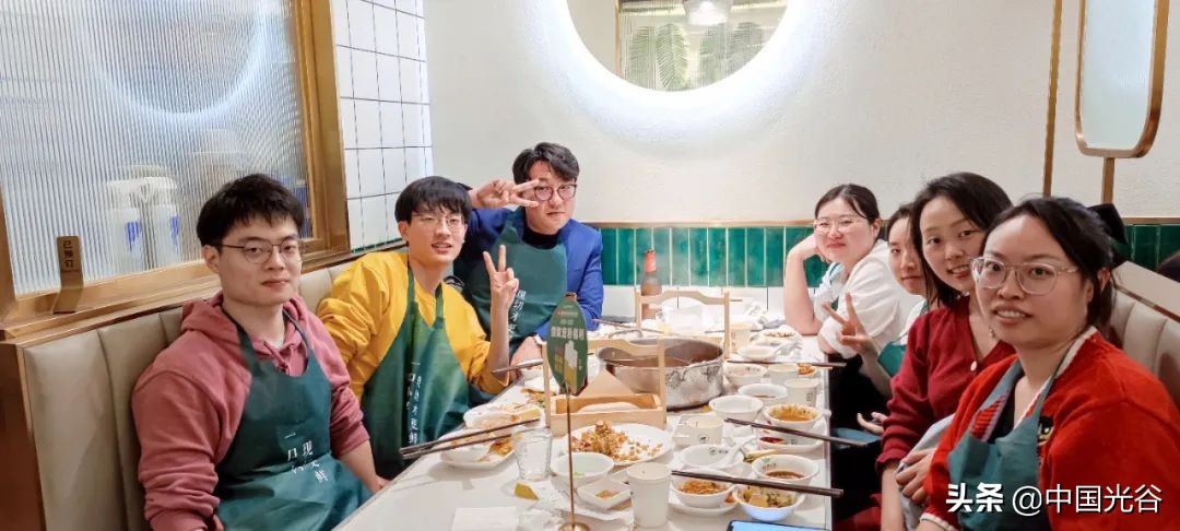 央视关注！光谷“90后”团队开发小程序，教会10余万老年人用智能手机