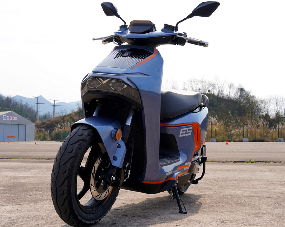 森蓝es5电动车测评5000w中置电机三电池组续航超过180公里