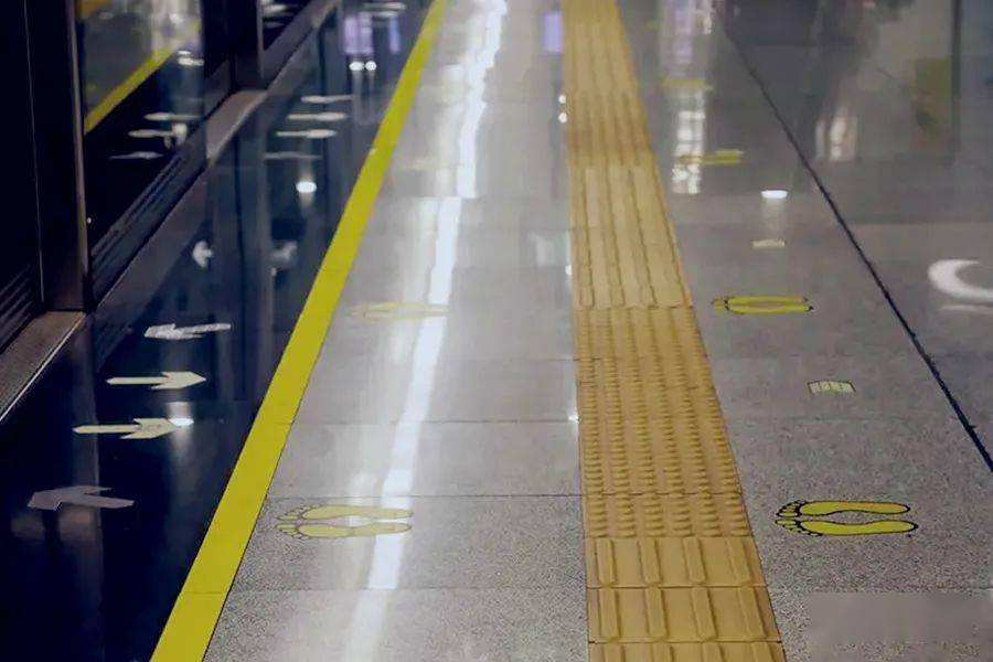 电风扇怎样放最凉快？外国物理老师巧用伯努利定律，演示正确用法