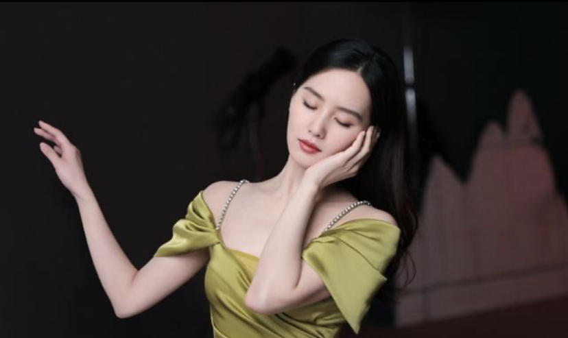 明星撞衫有多尴尬？要么是神仙打架修罗场，要么成买家秀和卖家秀