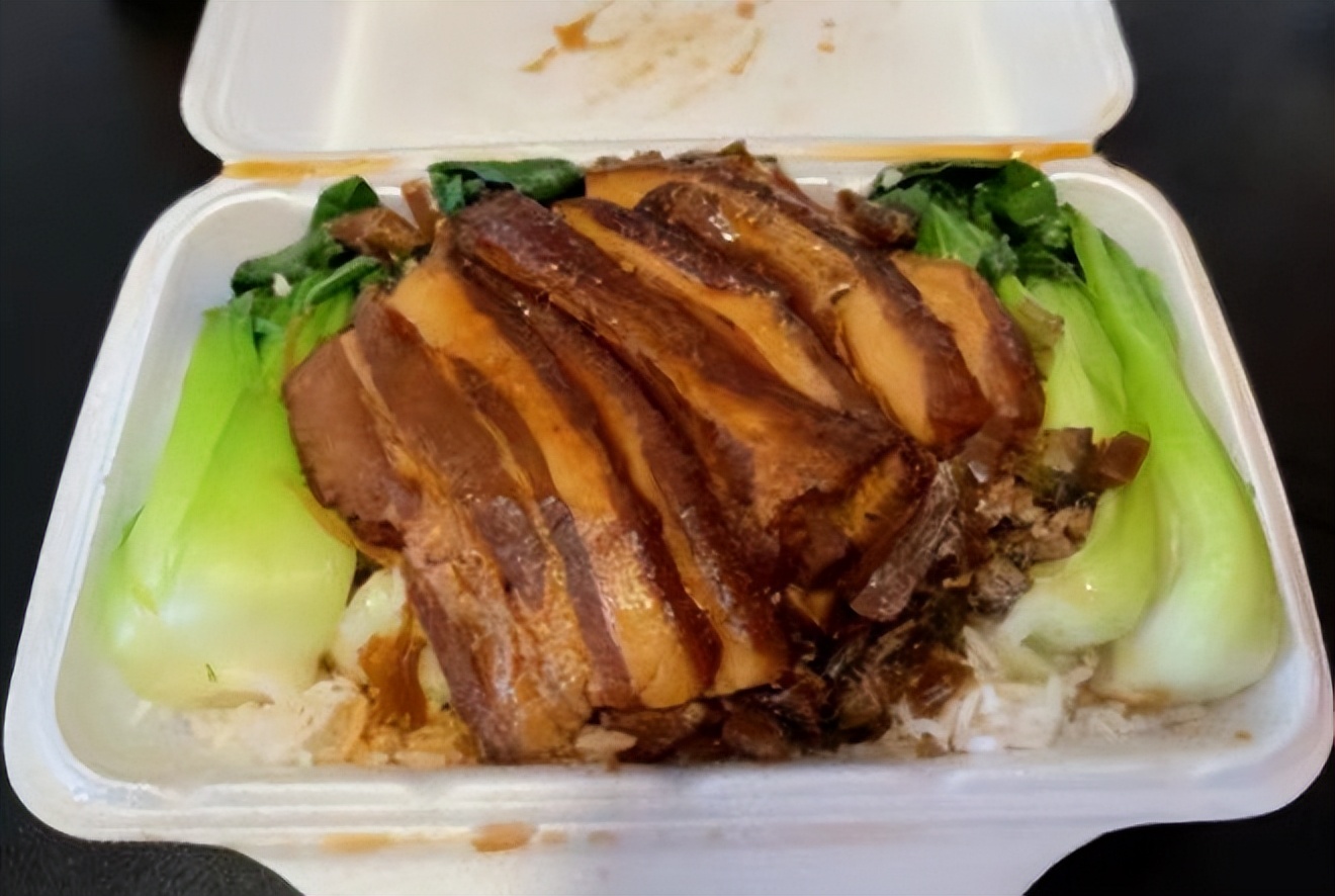 大学生的“3点1线”生活有多好？一盘天价高校菜，让学生纷纷吐槽