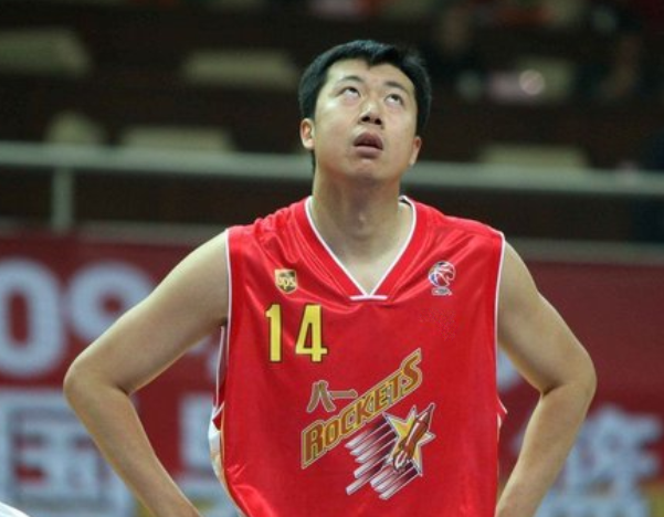 王治郅为什么从nba(八一名宿王治郅：姚明易建联“中间人”，首位登陆NBA中国球员)