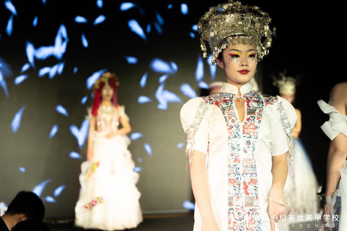 蜜丝卡伦美妆美甲学校启幕大秀，致敬色彩，戏出云南