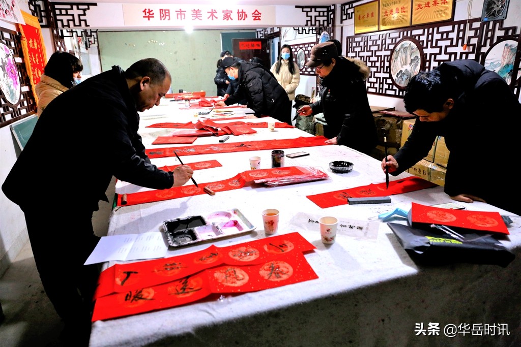 华阴市美术家协会为新闻工作者义写春联表爱心