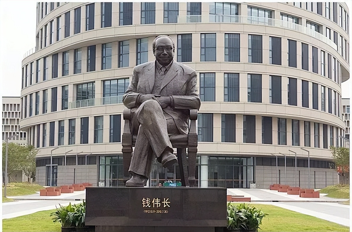 一部百年经典如何成书？上海大学：直脊梁盛内芯，以笔为剑竞风流