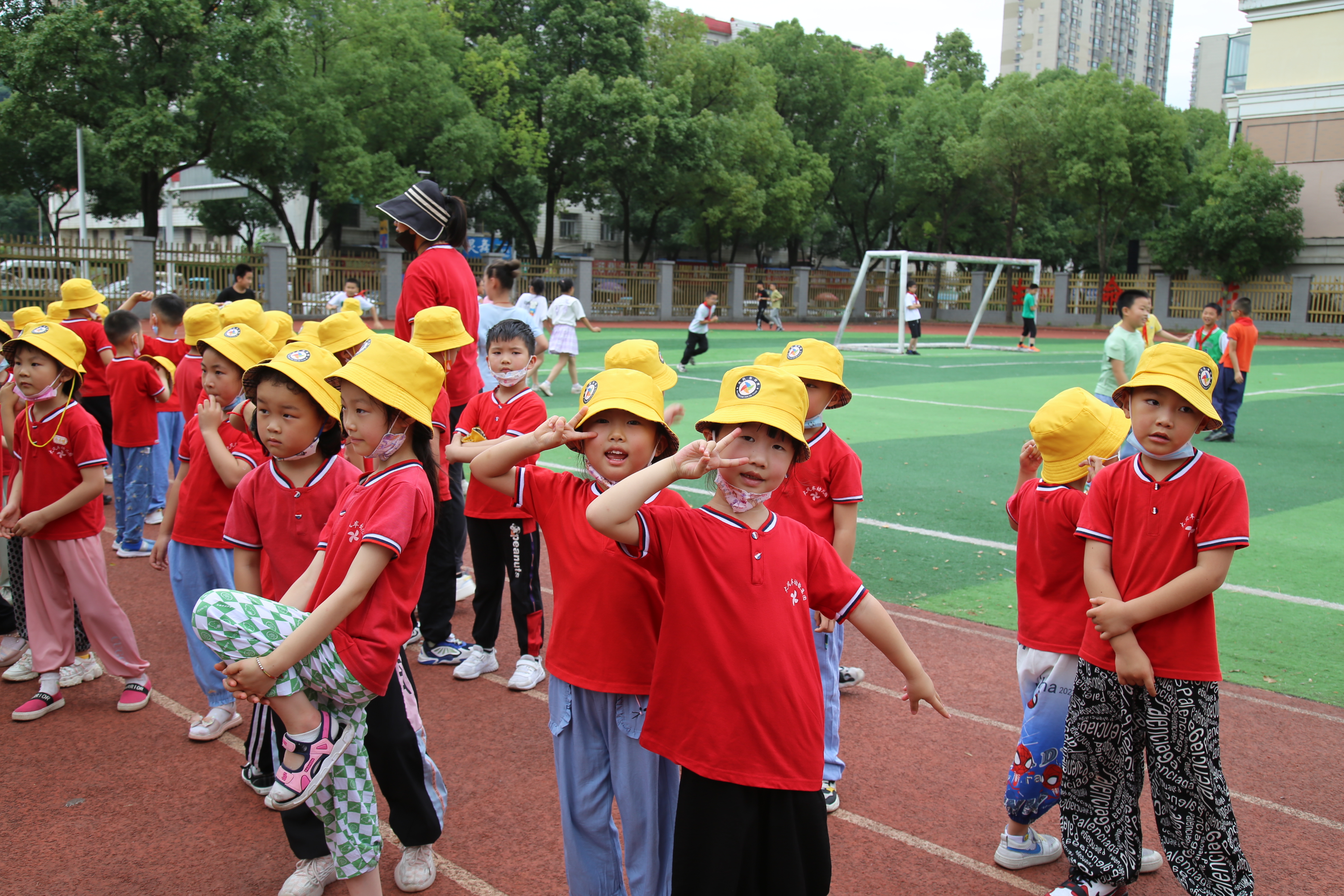 幼儿园孩子进东方红小学 体验小学生活