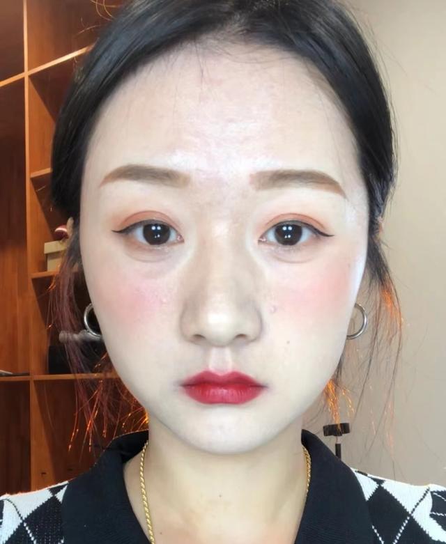 會化妝和不會化妝的人，最大的區別在“底妝”，不會化假白還浮粉