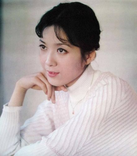 80年代第一美女龚雪,因"流氓案"断送事业,远走美国后过得如何