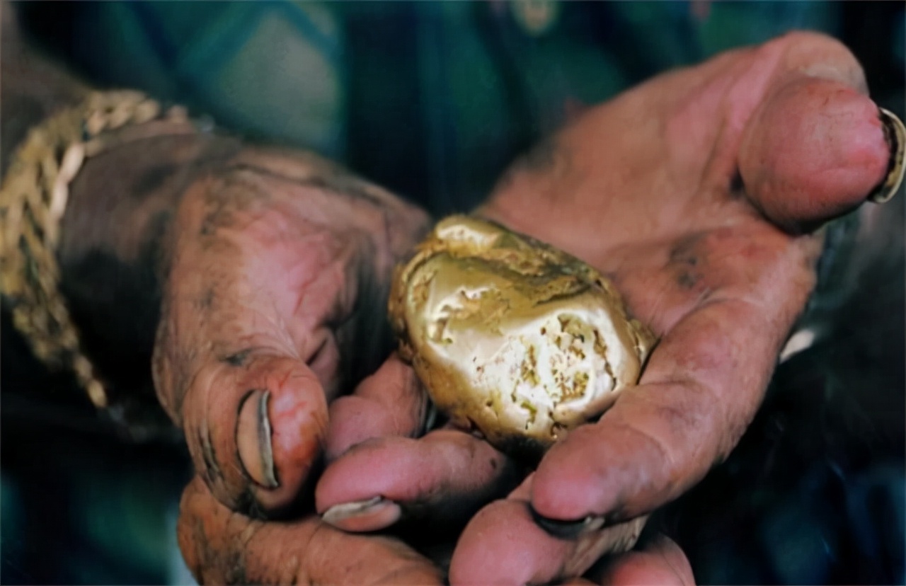 广西"上林帮"非洲淘金:每天如刀尖舔血,常备200克金子保命