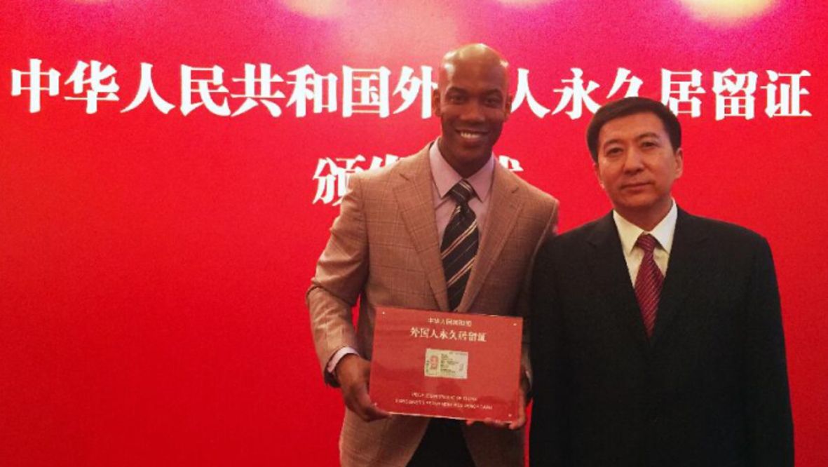 外国人拿到中国“绿卡”后，身份证上写什么民族？三种方案任你选