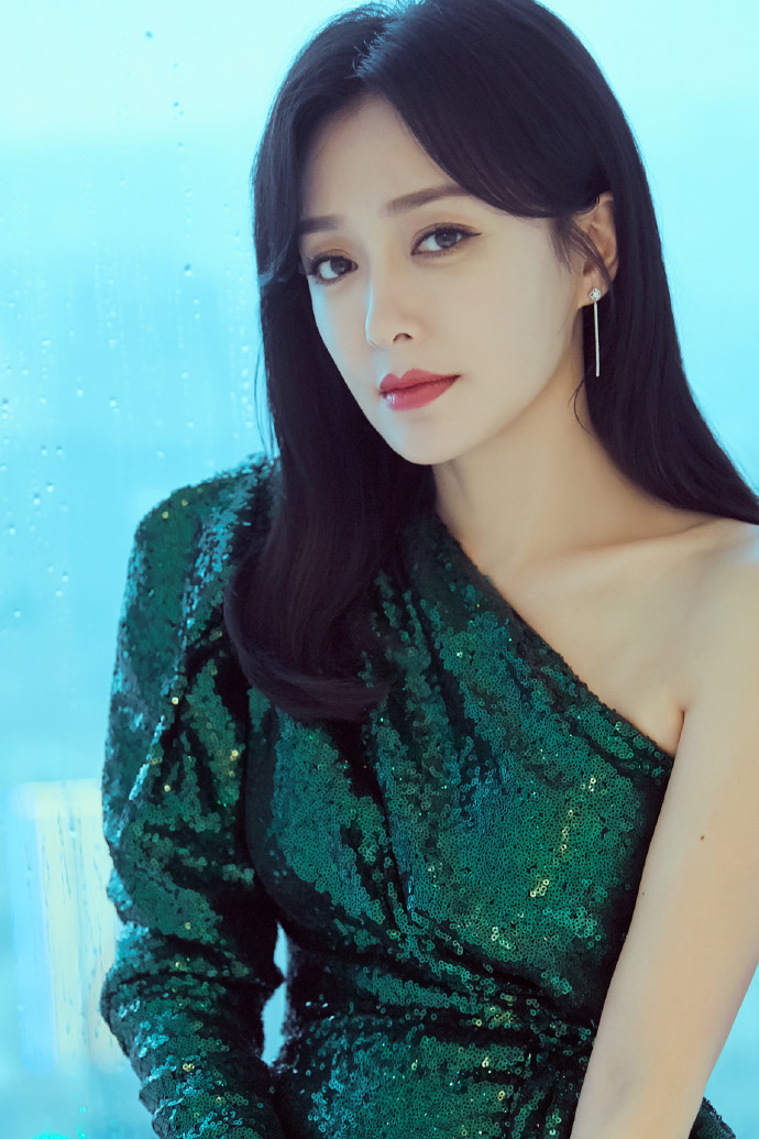 影视女演员秦岚，优雅靓丽