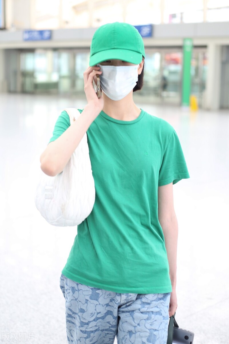 邱天黑色短T搭碎花长裤现身机场穿拖鞋率性大方