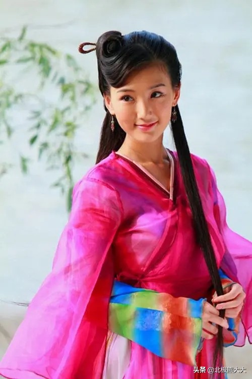 毛晓彤：曾被父亲抛弃扔进垃圾桶，成名后父亲向她要5000万赡养费