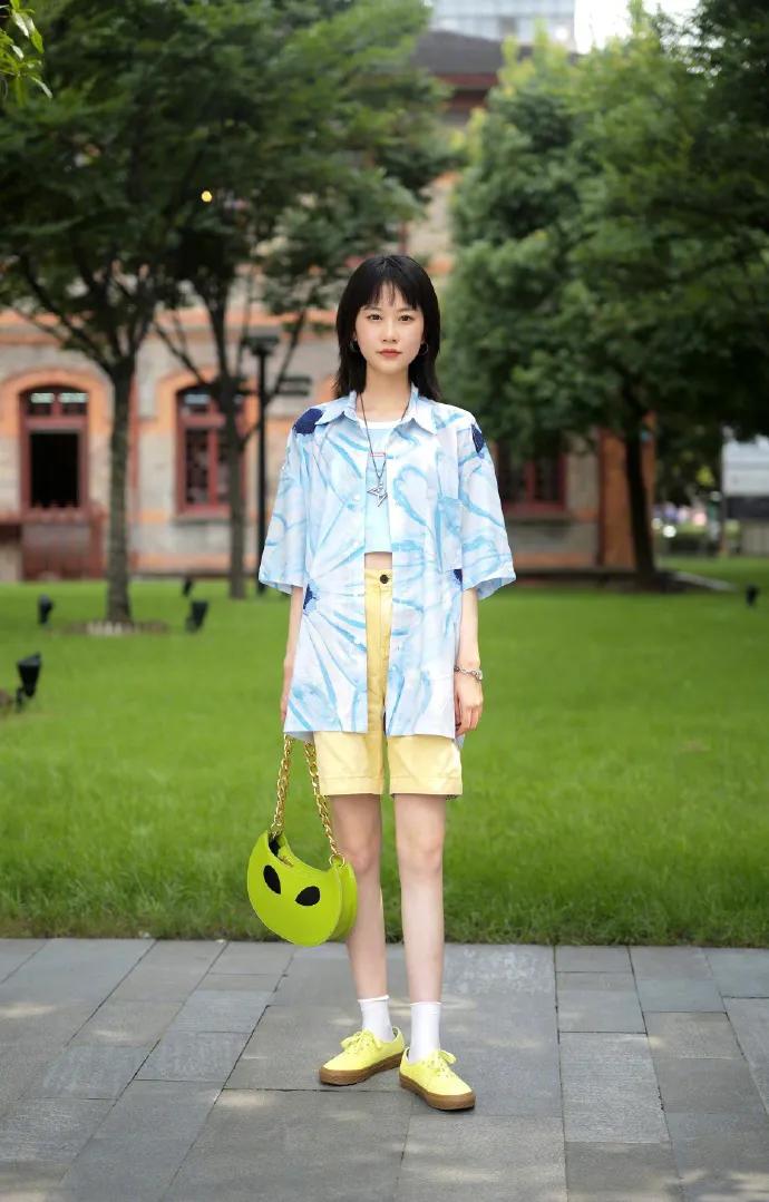 看街拍 学穿搭:8组黄色包包夏日穿搭示范