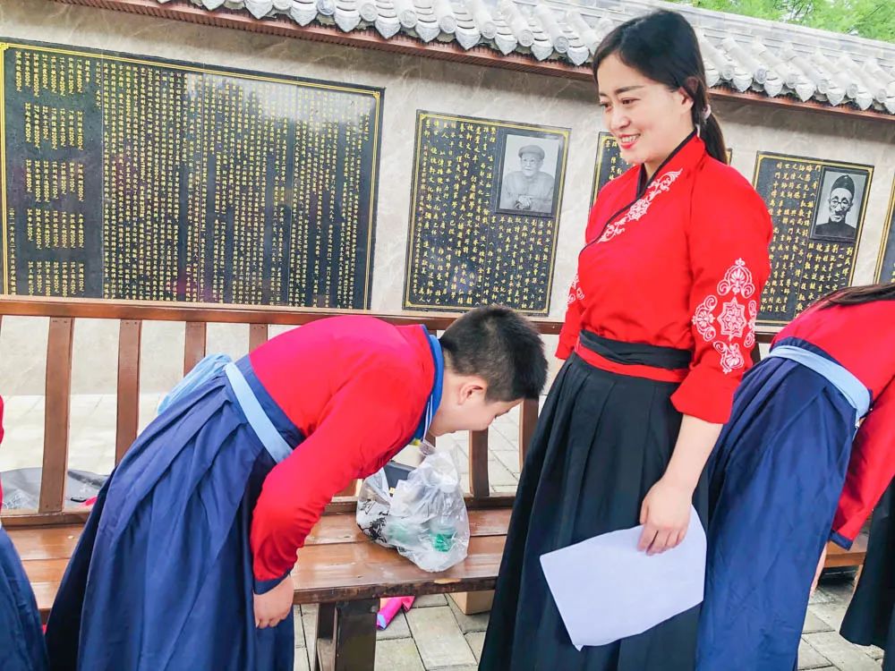 金桥小学参加“非遗传播周·青青艾草香悠悠故里情”主题活动