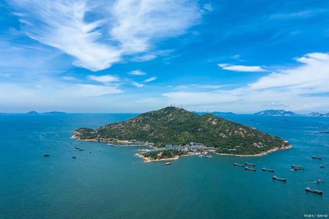 小岛上有伶仃湾,塔湾,大东湾三处沙滩,沙质细腻,海水湛蓝,清澈见底,是