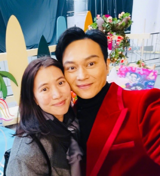 张智霖夫妇浪漫约会，结婚21年甜蜜如初，50岁袁咏仪自信秀全素颜
