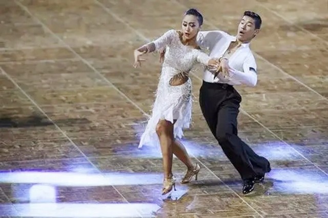 越南女老师与她的富二代学生未婚生子，如今有2娃生活幸福