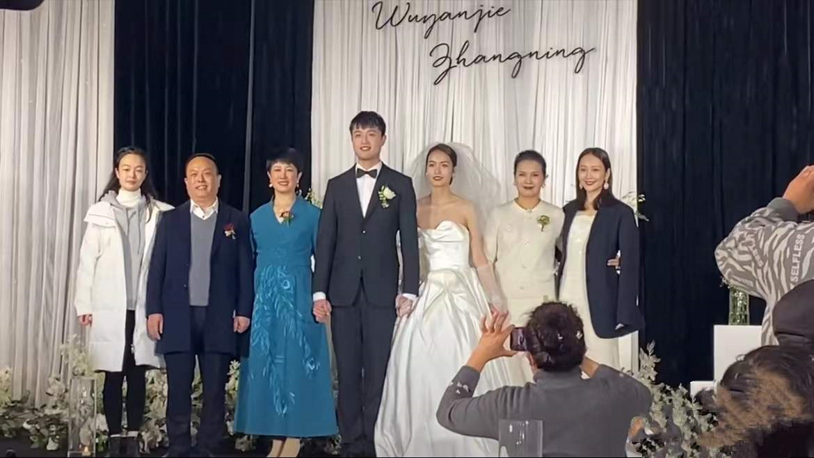 王鸥现身同母异父妹妹婚礼，主动帮服务员备茶水，热情合照无架子