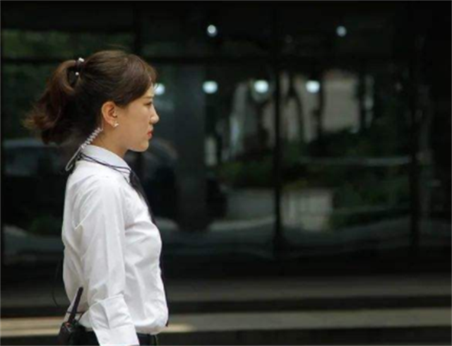 美女保镖吸引29万粉丝，年薪36万，富商老板一次小费超一个月工资