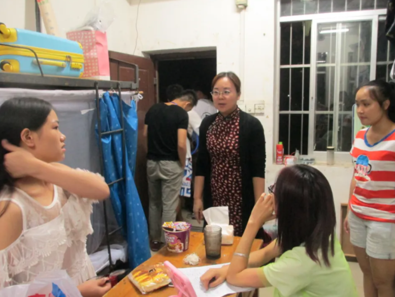 大学生喜从天降，将首次迎来“超长暑假”，部分高校放假时间已出