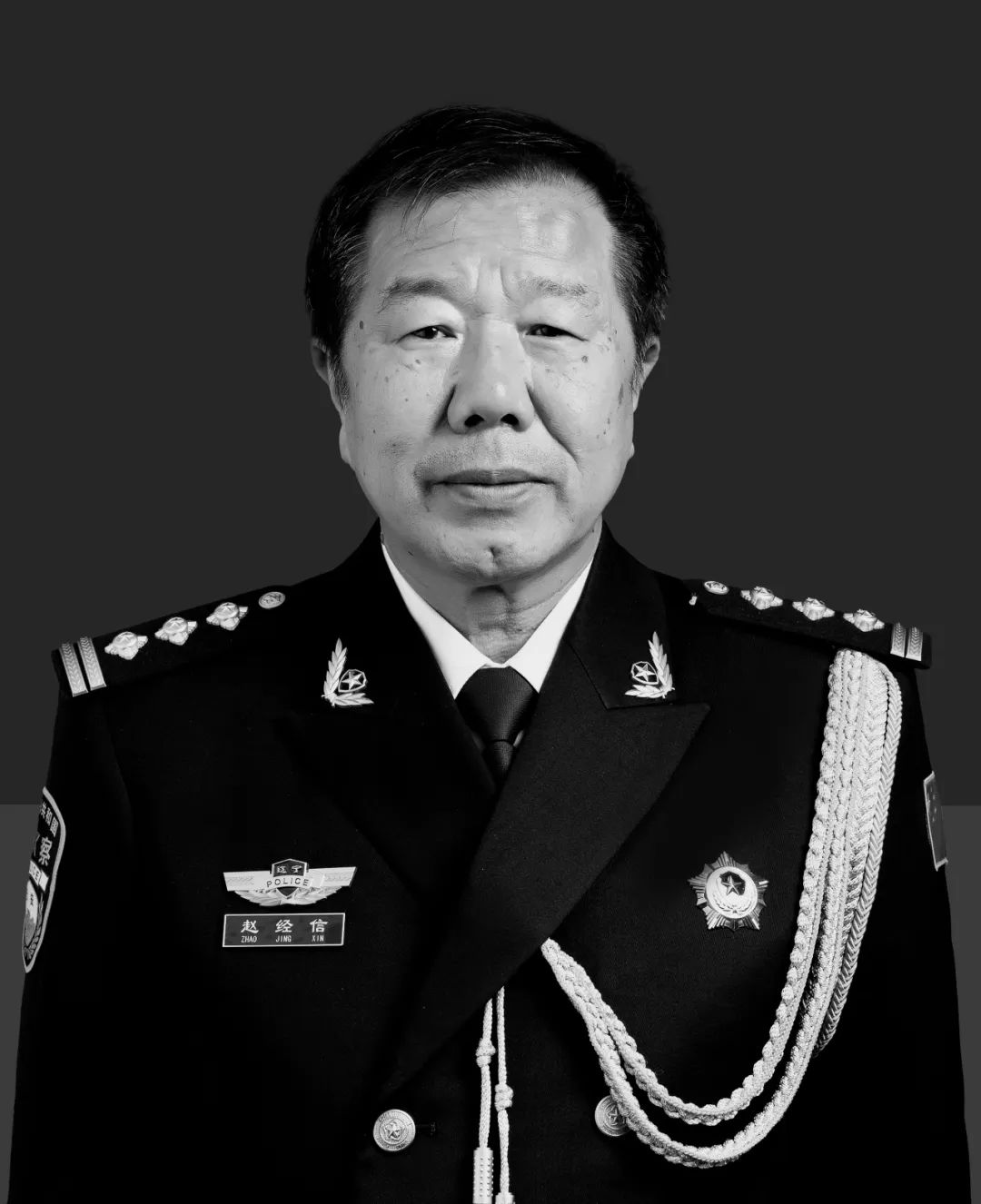 【向公安英雄致敬】还有一年就退休的老民警为了公众牺牲了。。。。。。请过去吧！