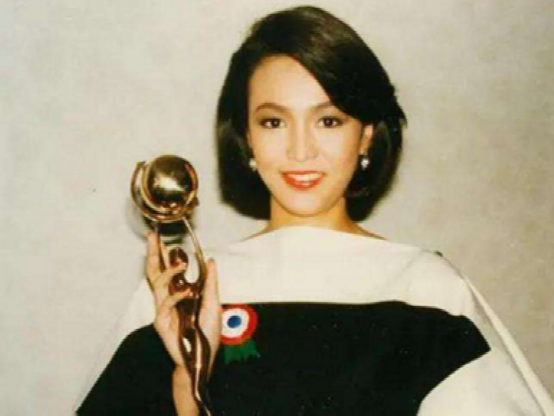 “畸形脸、电风扇脸”，10位整容过度的女星，有人直接命丧手术台