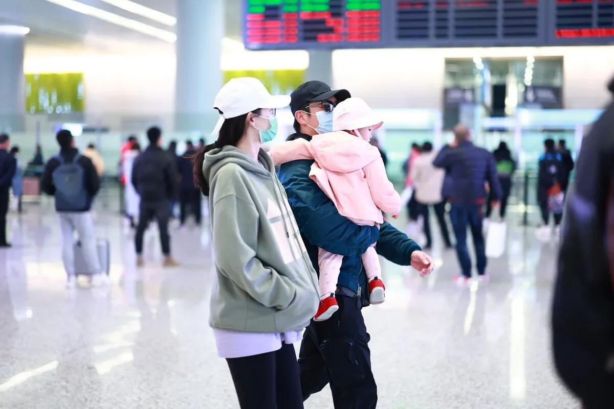郑恺苗苗一家三口同框温馨幸福，1岁女儿打扮粉嫩，侧颜软萌可爱