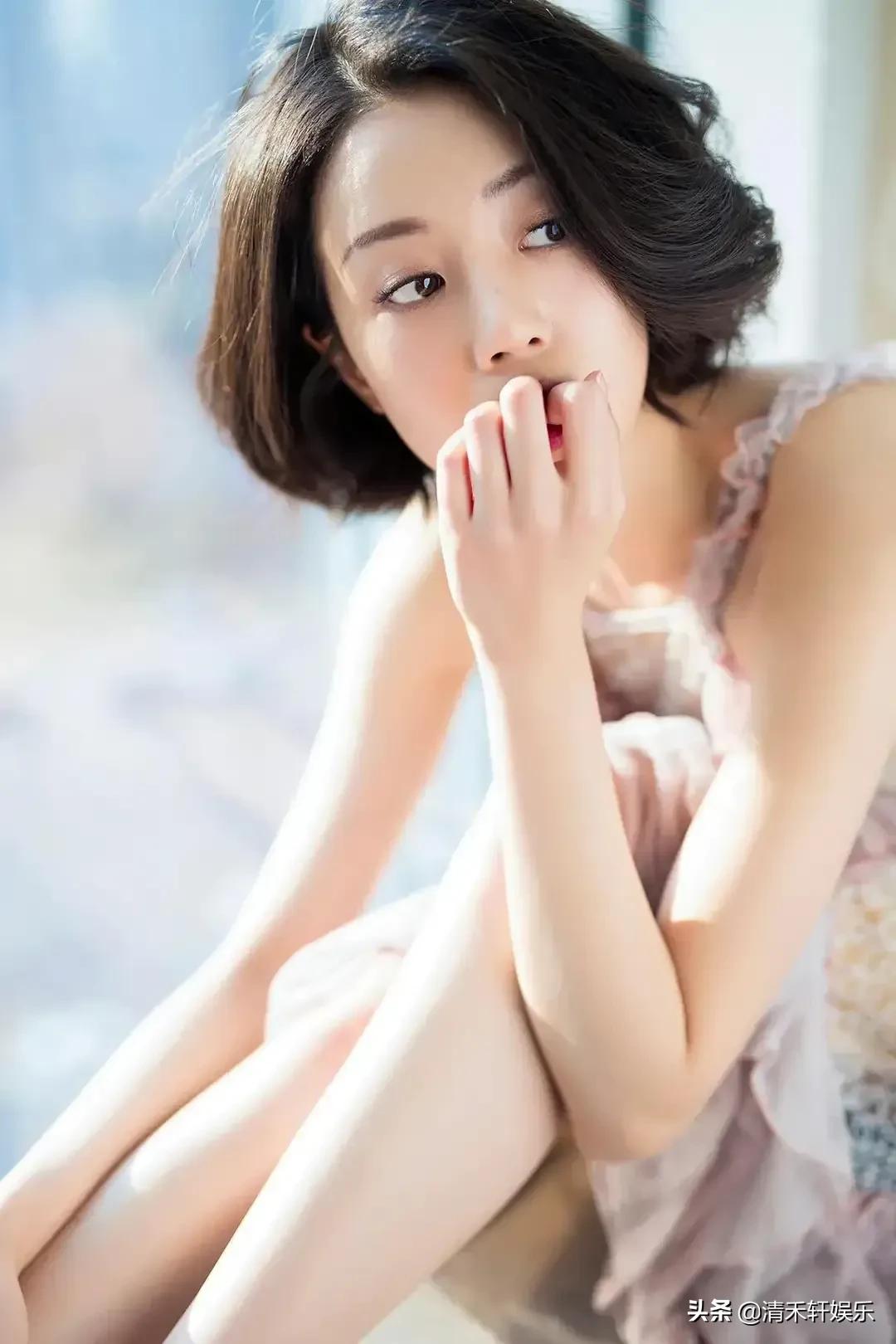 李溪芮穿黑色裙子，更妩媚动人一些。她的美貌，超治愈不开心