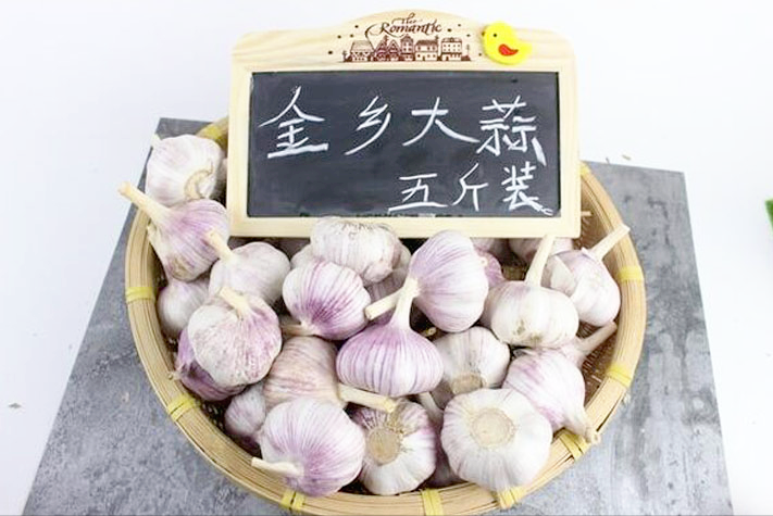 大蒜白皮和红皮有什么区别(买大蒜时，是紫皮大蒜好还是白皮大蒜好？都有哪些区别？老蒜)