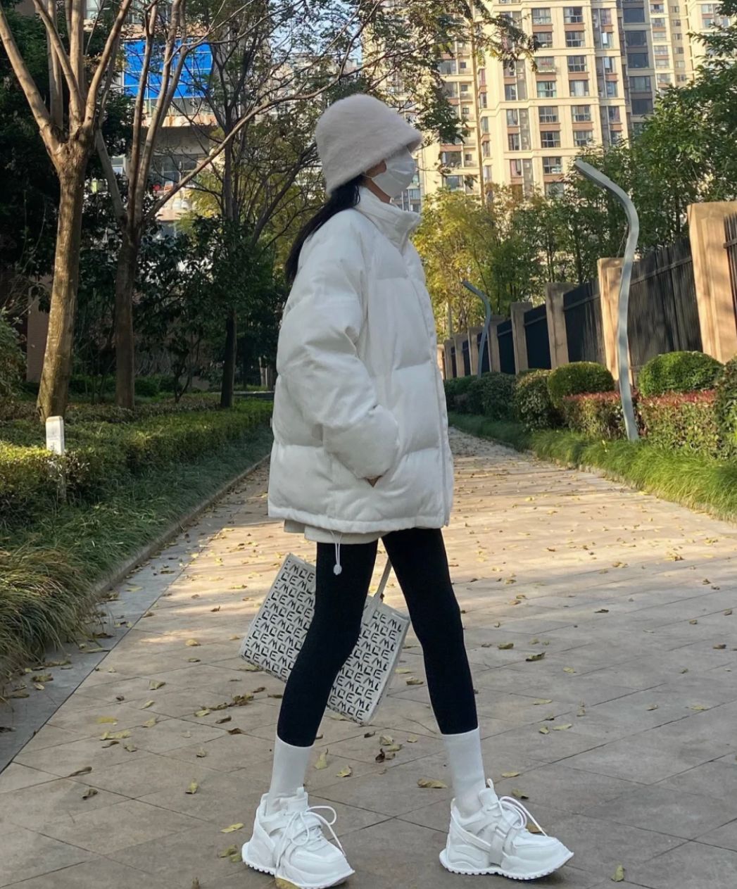 牛仔裤落伍了，试试今年大火的“鲨鱼裤”，配羽绒服大衣都挺时髦