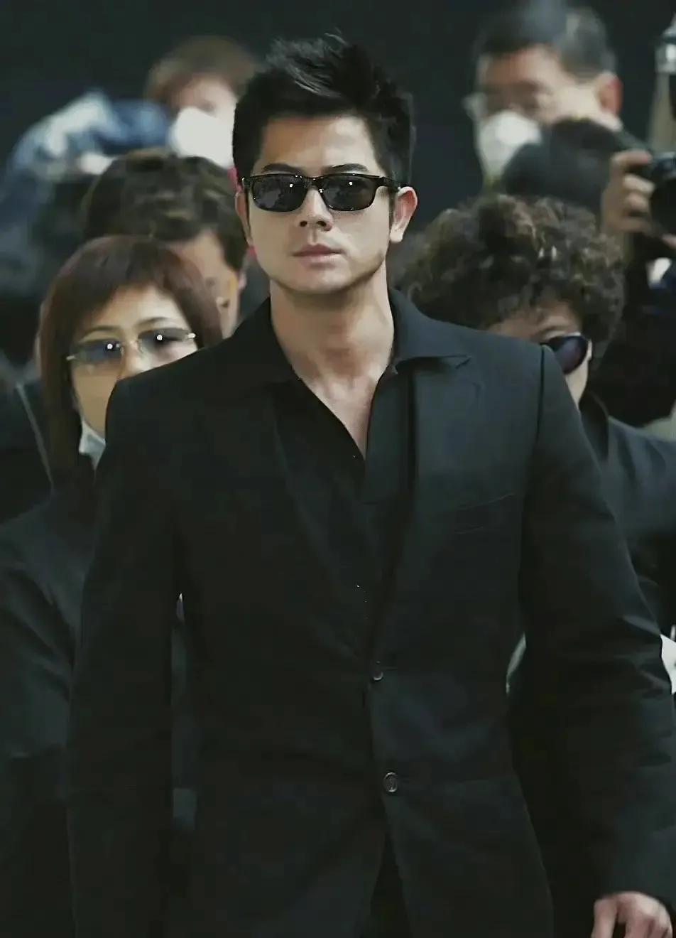 参加张国荣梅艳芳葬礼的众人