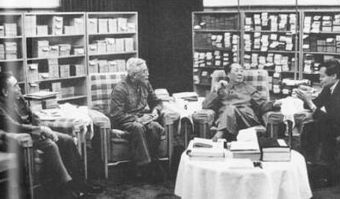 1976年毛主席离世，杨振宁远在美国说出12个字，让世界为之动容