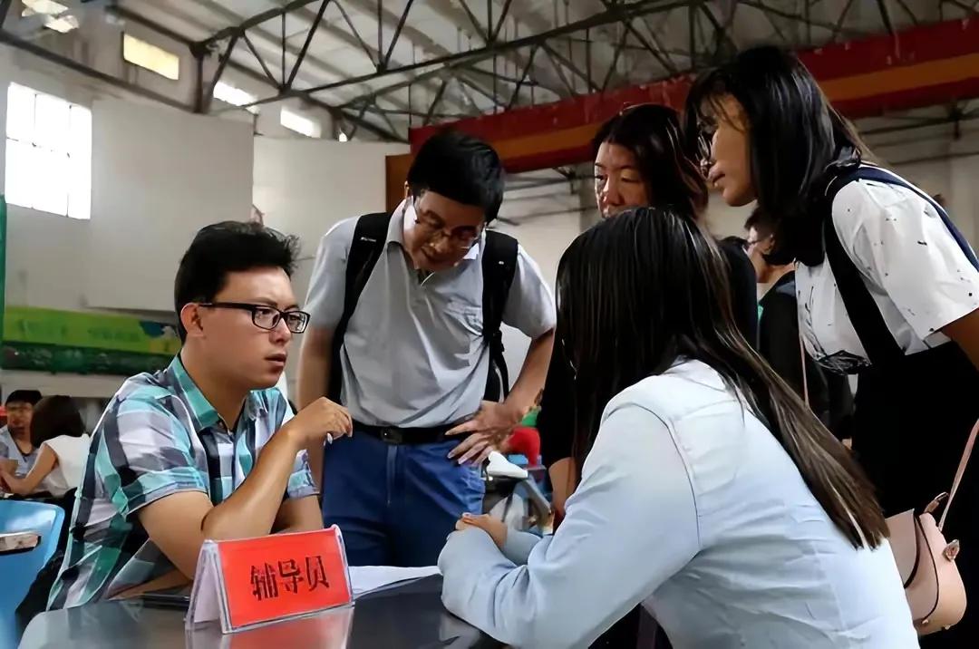 大学辅导员工资曝光，看到年薪后才明白，为啥硕士博士抢着当