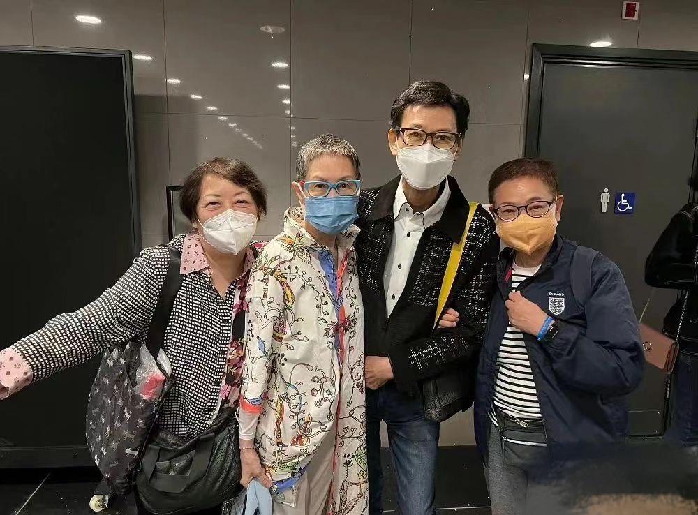 郑少秋助阵女儿演唱会，别人七十多都成老爷爷了，他还这么帅气