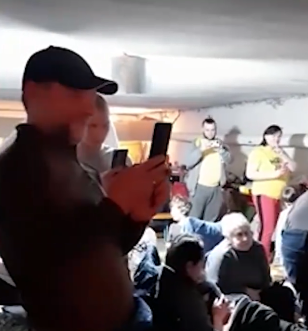 乌克兰小女孩防空洞里唱Let it go 这歌声太治愈了